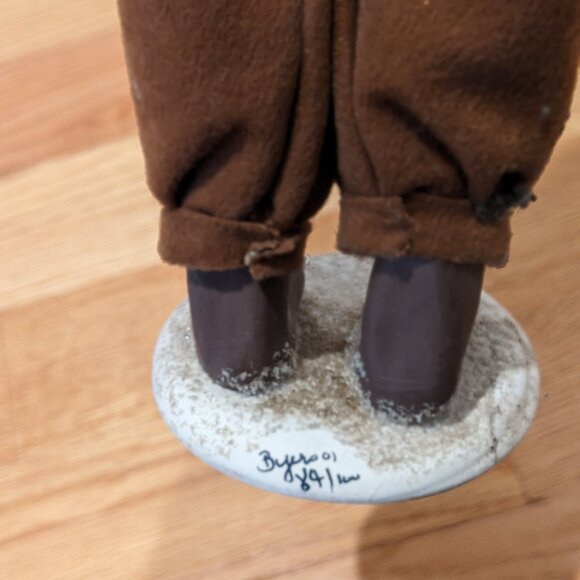 Byers Choice Caroler, Woman with(out) Skis - Picture 4 of 7